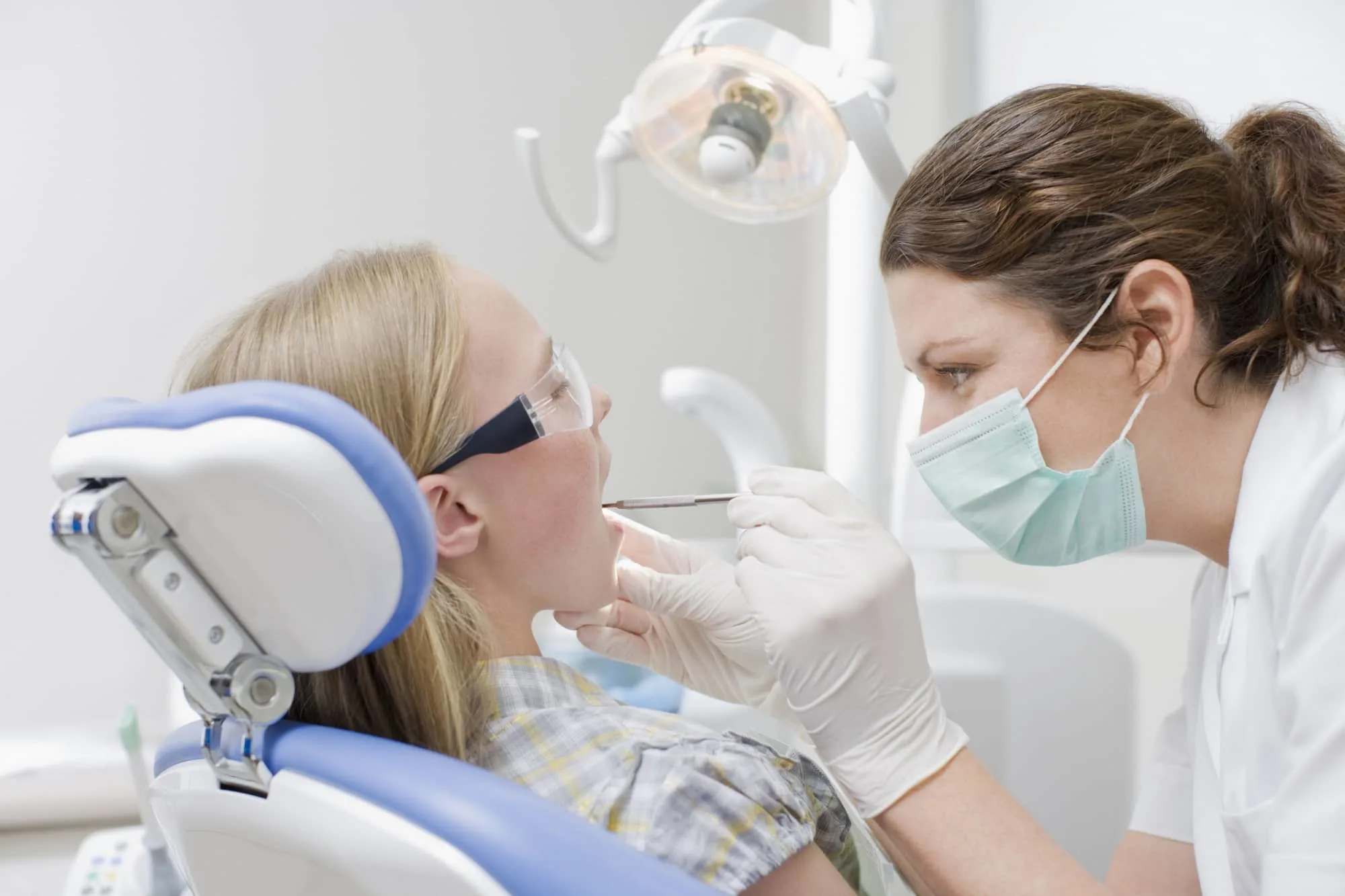 dental-hygienist-working-on-patient-teeth_3728755b8a